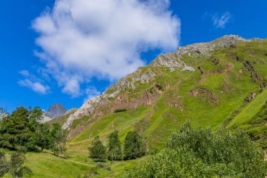 Asturias ve Leon arasında Las Ubinas 'ın Massif' i. Asturias 'taki Las Ubinas-La Mesa Doğal Parkı ve Leon, İspanya' daki Babia y Luna Doğal Parkı 'nda.