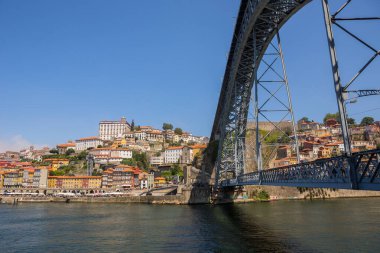 Porto, Portekiz: Porto, Portekiz 'deki Dom Luis Köprüsü yakınlarındaki Douro Nehri kıyısındaki Ribeira' nın ünlü evleri..