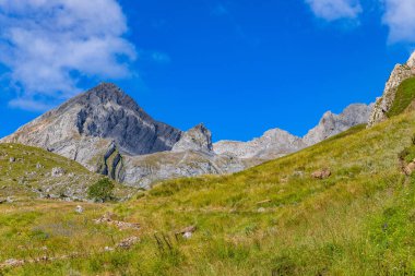 Asturias ve Leon arasında Las Ubinas 'ın Massif' i. Asturias 'taki Las Ubinas-La Mesa Doğal Parkı ve Leon, İspanya' daki Babia y Luna Doğal Parkı 'nda.