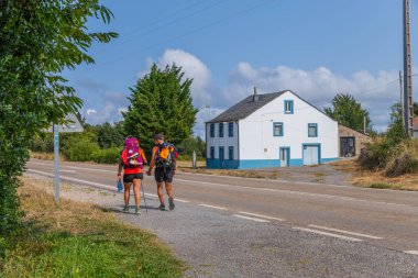 Asturias, İspanya: Camino de Santiago 'daki hacı (Saint James Yolu) dağlardaki sisli sabah ışığı arasında. Primitivo. Asturias, İspanya