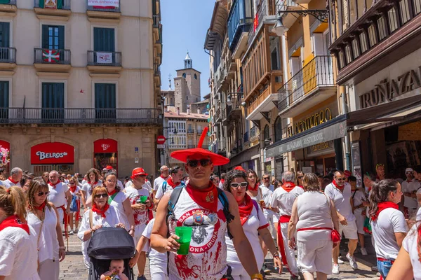 Pamplona Ισπανία Άνθρωποι Γιορτάζουν Φεστιβάλ San Fermin Παραδοσιακά Λευκά Και — Φωτογραφία Αρχείου