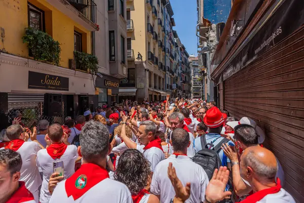 Pamplona Ισπανία Άνθρωποι Γιορτάζουν Φεστιβάλ San Fermin Παραδοσιακά Λευκά Και — Φωτογραφία Αρχείου