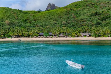 Nacula, Fiji: Yasawa Adaları, Fiji 'deki Naviti tropikal adasında turist botları. Bu takımada yaklaşık 20 volkanik adadan oluşur.