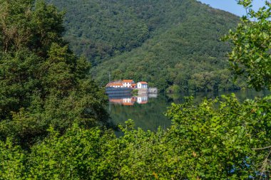 Eugi Reservoir 'un İspanya' nın Navarra kentindeki manzarası