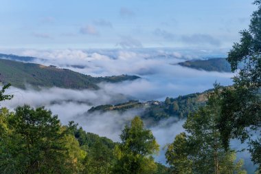 St. James yolu boyunca gün doğumunda Galiçya dağ manzarası. Lugo