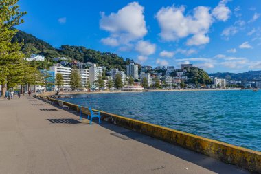 Wellington, Yeni Zelanda: İnsanlar Wellington Rıhtımı boyunca güneşli havanın tadını çıkarıyorlar