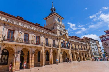 Oviedo, Asturias, İspanya: Yazın Oviedo Belediye Binası cephesi. Anayasa karesi; Oviedo; Asturias; İspanya