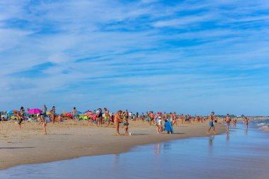Tavira, Portekiz: Tavira adasının ünlü plajındaki insanlar. Bu plaj Algarve 'nin ünlü turistik bölgesinin bir parçasıdır..