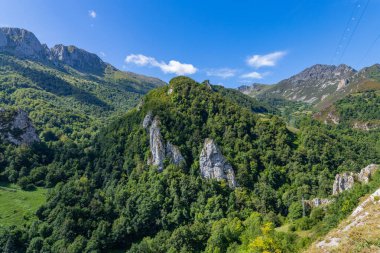 Asturias ve Leon arasında Las Ubinas 'ın Massif' i. Asturias 'taki Las Ubinas-La Mesa Doğal Parkı ve Leon, İspanya' daki Babia y Luna Doğal Parkı 'nda.