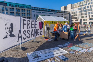 Berlin, Almanya: WikiLeaks 'in kar amacı gütmeyen bir kuruluşu olan Julian Assange' ı desteklemek amacıyla Berlin sokaklarında pankartlı protestocular