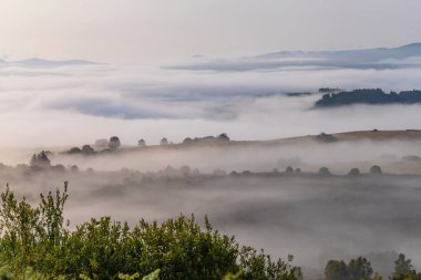 St. James yolu boyunca gün doğumunda Galiçya dağ manzarası. Lugo