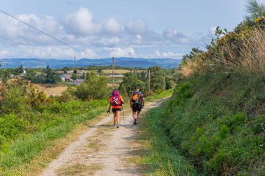 Asturias, İspanya: Camino de Santiago 'daki hacılar (Saint James Yolu) dağlardaki sisli sabah ışıkları arasında. Primitivo. Asturias, İspanya