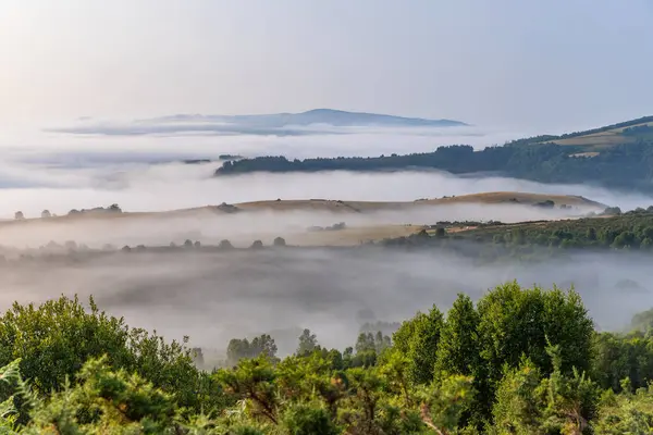 St. James yolu boyunca gün doğumunda Galiçya dağ manzarası. Lugo