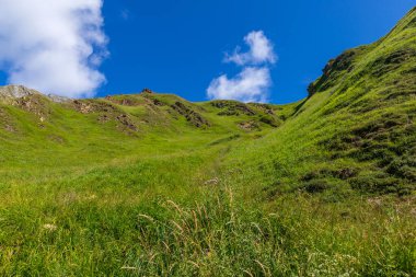 Asturias ve Leon arasında Las Ubinas 'ın Massif' i. Asturias 'taki Las Ubinas-La Mesa Doğal Parkı ve Leon, İspanya' daki Babia y Luna Doğal Parkı 'nda.