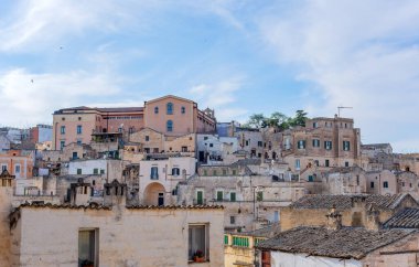 Eski Matera kasabası (Sassi di Matera), Basilicata, güney İtalya. Tarih öncesi mağara evleri