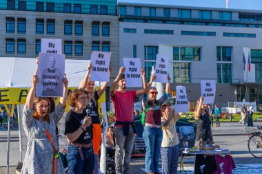 Berlin, Almanya: WikiLeaks 'in kar amacı gütmeyen bir kuruluşu olan Julian Assange' ı desteklemek amacıyla Berlin sokaklarında pankartlı protestocular