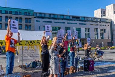 Berlin, Almanya: WikiLeaks 'in kar amacı gütmeyen kuruluşu Julian Assange' ın Berlin sokaklarında bulunan ünlü aktivist ve kurucusunu destekleyen pankartlı protestocular