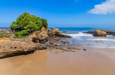 Biarritz, Fransa: Fransa 'nın Biarritz tatil beldesindeki Grande Plage (Büyük Plaj) plajında insanlar.