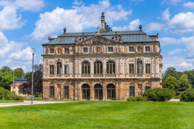 Dresden, Almanya: Büyük Bahçe 'nin merkezinde yer alan Sommerpalais (Yaz Sarayı), Almanya' nın orta kesiminde bir barok tarzı park.