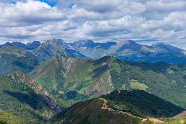 Asturias ve Leon arasında Las Ubinas 'ın Massif' i. Asturias 'taki Las Ubinas-La Mesa Doğal Parkı ve Leon, İspanya' daki Babia y Luna Doğal Parkı 'nda.