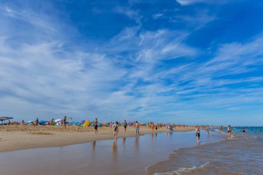 Tavira, Portekiz: Tavira adasının ünlü plajındaki insanlar. Bu plaj Algarve 'nin ünlü turistik bölgesinin bir parçasıdır..
