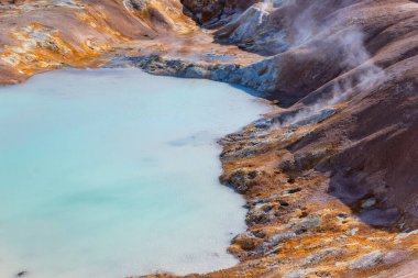 Jeotermal vadi Leirhnjukur, Myvatn bölgesi, İzlanda 'nın kuzeyi, Avrupa' da turkuaz suyu bulunan Asit sıcak gölü manzarası