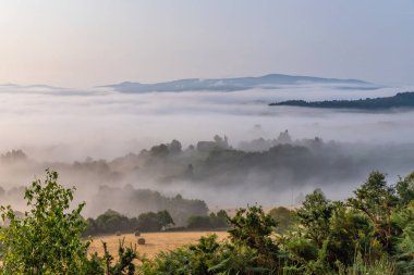 St. James yolu boyunca gün doğumunda Galiçya dağ manzarası. Lugo