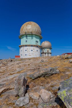 Portekiz 'in en yüksek noktası olan altın kubbeli Torre ve aktarım kuleleri Serra da Estrela' da