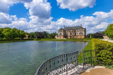 Dresden, Almanya: Büyük Bahçe 'nin merkezinde yer alan Sommerpalais (Yaz Sarayı), Almanya' nın orta kesiminde bir barok tarzı park.