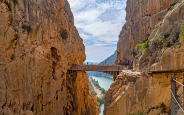 Caminito Del Rey, İspanya: Dünyanın En Tehlikeli Yollarında Yürüyen Ziyaretçiler Mayıs 2015 'te yeniden açıldı. Ardales, İspanya.
