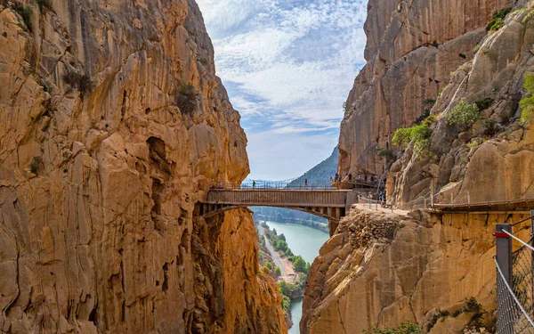 Caminito Del Rey, İspanya: Dünyanın En Tehlikeli Yollarında Yürüyen Ziyaretçiler Mayıs 2015 'te yeniden açıldı. Ardales, İspanya.
