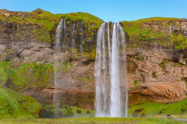 İzlanda 'daki ünlü ve inanılmaz Seljalandsfoss şelalesi.