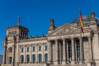 Berlin, Almanya: Reichstag Binası, Alman parlamentosunun merkezi, Bundestag. Sütunların üstündeki yazının olduğu giriş.
