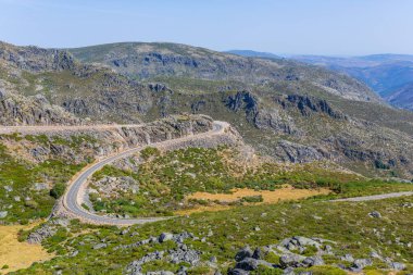 Portekiz 'deki Serra da Estrela dağ sırasının manzarası.