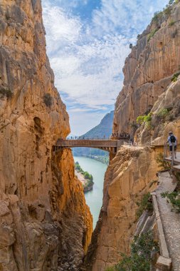 Caminito Del Rey, İspanya: Dünyanın En Tehlikeli Yollarında Yürüyen Ziyaretçiler Mayıs 2015 'te yeniden açıldı. Ardales, İspanya.