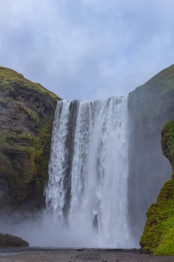 Güney İzlanda 'da Skogafoss şelalesi