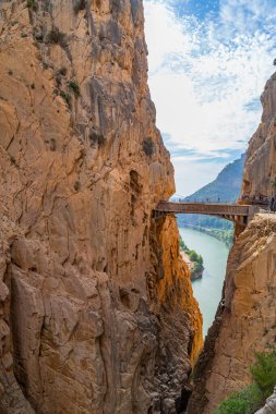 Caminito Del Rey, İspanya: Dünyanın En Tehlikeli Yollarında Yürüyen Ziyaretçiler Mayıs 2015 'te yeniden açıldı. Ardales, İspanya.