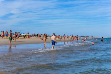 Tavira, Portekiz: Tavira adasının ünlü plajındaki insanlar. Bu plaj Algarve 'nin ünlü turistik bölgesinin bir parçasıdır..