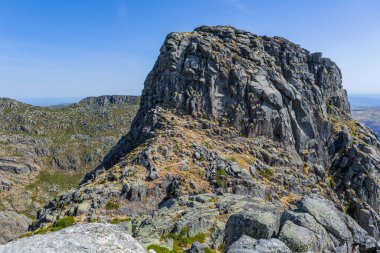 Serra da Estrela 'daki Cantaro Magro Kayası, Portekiz' in en yüksek dağı. 