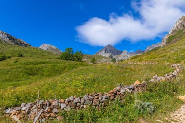 Asturias ve Leon arasında Las Ubinas 'ın Massif' i. Asturias 'taki Las Ubinas-La Mesa Doğal Parkı ve Leon, İspanya' daki Babia y Luna Doğal Parkı 'nda.