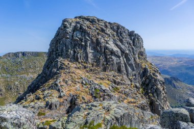 Serra da Estrela 'daki Cantaro Magro Kayası, Portekiz' in en yüksek dağı.