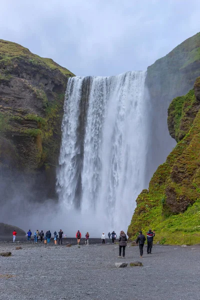 스코가르 아이슬란드 아이슬란드 남부의 스코가포스 폭포를 방문하는 관광객 — 스톡 사진