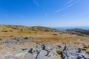 Portekiz 'in en yüksek noktasında, Serra da Estrela Doğal Parkı' nda, kayalık ve dağlık bir arazi.