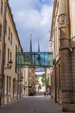 Lüksemburg: Lüksemburg 'un tarihi merkezindeki Notre-Dame katedraline doğru Rue de l' Aeu boyunca görünüm