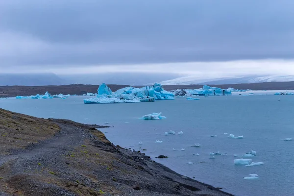 Bellissimi Iceberg Blu Riflessi Nella Laguna Glaciale Jokulsarlon Islanda Meridionale — Foto Stock