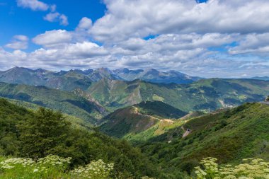 Asturias ve Leon arasında Las Ubinas 'ın Massif' i. Asturias 'taki Las Ubinas-La Mesa Doğal Parkı ve Leon, İspanya' daki Babia y Luna Doğal Parkı 'nda.