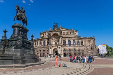 Dresden, Almanya: Devlet Opera Evi (Semperoper) ve Theaterplatz Meydanı 'ndaki Kral Johann heykeli