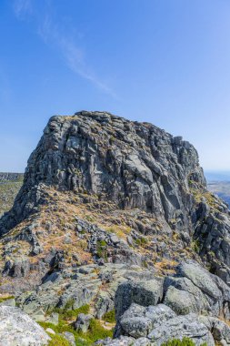 Serra da Estrela 'daki Cantaro Magro Kayası, Portekiz' in en yüksek dağı.