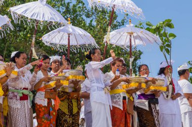 Bali, Endonezya: Melasti Ayini sırasında insanlar. Tören, sahilin kenarında, geçmişte yaşanan tüm kötülüklerden arınmak ve onu okyanusa atmak amacıyla düzenlenir..
