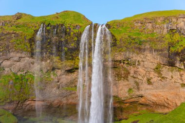 İzlanda 'daki ünlü ve inanılmaz Seljalandsfoss şelalesi.